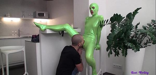  Scopa la fidanzata che indossa un costume molto fetish in latex verde